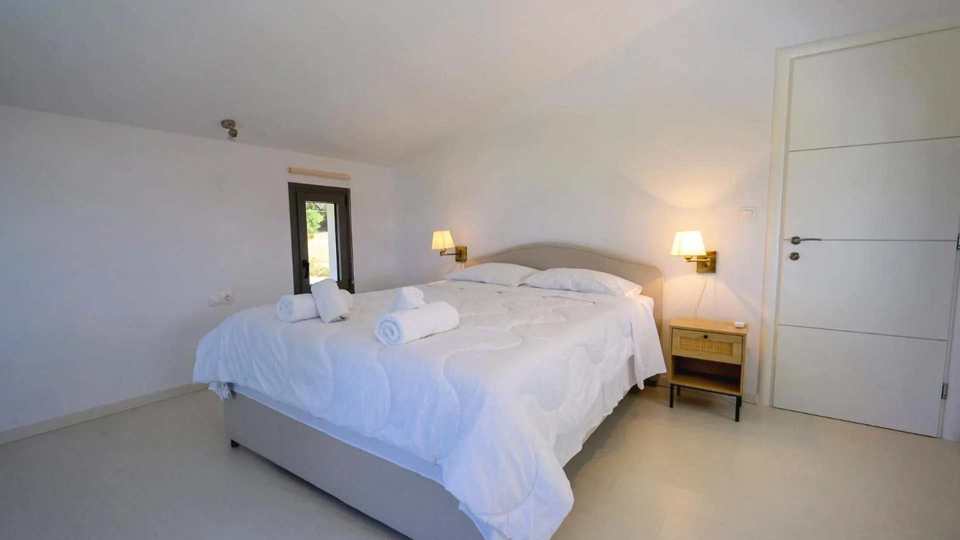 Aura Beachfront Private Pool Villa Kriopigi